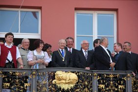 Ehrengäste auf dem Balkon der Großzunft