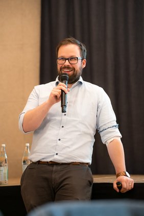 OB mit Mikro in der Hand