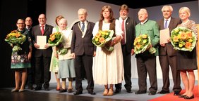 Bei der Preisverleihung auf der Bühne