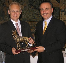 Bei der Geschenkübergabe in der Rathaushalle.