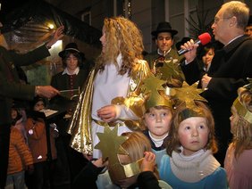 Christkind Anika Sternath eröffnen den Christkindlesmarkt. Foto: Pressestelle der Stadt Memmingen