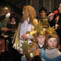 Christkind Anika Sternath eröffnen den Christkindlesmarkt. Foto: Pressestelle der Stadt Memmingen