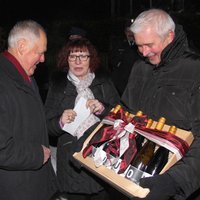 Rathausmitarbeiter Dieter Klotz und Bürgermeisterin Margareta überreichen dem Jubilar Bernhard Feil ein Weinpräsent.