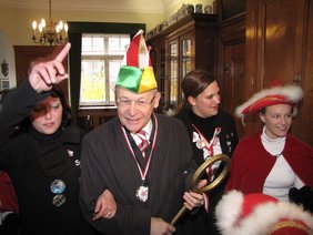 OB Dr. Holzinger von Narren umringt.