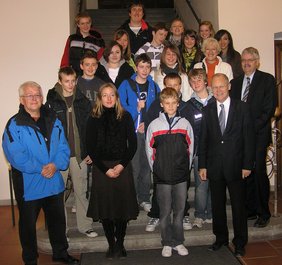 Die englischen Schüler auf der Rathaustreppe