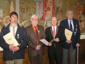 Der Oberbürgermeister mit den Geehrten