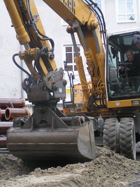 Oberbürgermeister Dr. Ivo Holzinger im Bagger.