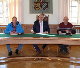 Die neuen Feldgeschworenen bei der Unterzeichnung der Verpflichtungserklärung.