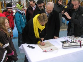 Unterzeichnung der Urkunde