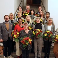 Gruppenbild auf der Rathaustreppe