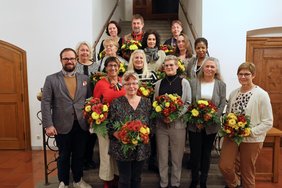 Gruppenbild auf der Rathaustreppe