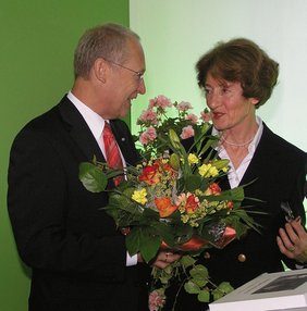 Oberbürgermeister Dr. Ivo Holzinger zusammen mit Friederike Niesner.