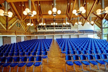Foto des großen Saales der Stadthalle Memmingen