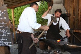 Schmiede bei der Arbeit