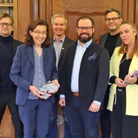 Auf dem Foto sind von links Martin Mittenhuber, Dr. Marion träger, Personalamtsleiter Ulrich Götzeler, Oberbürgermeister Jan rothenbacher, Kulturamtsleiter Sebastian Huber und Museumsleiterin Regina Gropper zu sehen.