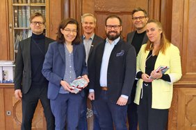 Auf dem Foto sind von links Martin Mittenhuber, Dr. Marion träger, Personalamtsleiter Ulrich Götzeler, Oberbürgermeister Jan rothenbacher, Kulturamtsleiter Sebastian Huber und Museumsleiterin Regina Gropper zu sehen.
