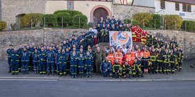 Gruppenbild mit allen Teilnehmern in Uniform