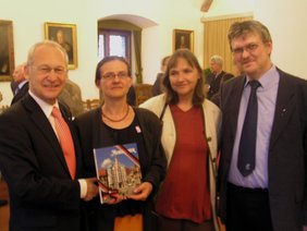 Oberbürgermeister Dr.Holzinger,Diözesanvorsitzenden Anita Sellner mit den Vorsitzenden der KAB St. Johann/Baptist Ulrike Birk und Gerd Zettler.