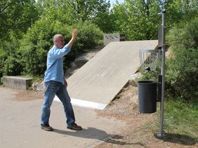 Abfalleimer mit Wurfkorb im Stadtpark Neue Welt
