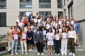Gruppenbild am Brunnen vor dem Welfenhaus