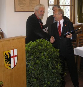 Gastredner Norbert Loacker (links), österreichischer Gewerkschaftschef im Vorarlberg, überreichte Dr. Ivo Holzinger (rechts) einen „edlen Tropfen“ aus seiner Heimat.