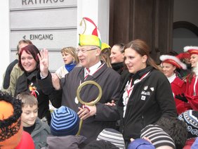 Blick über die Schultern eines der 11er-Räte in die Menge