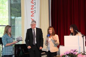 Die Geschenksübergabe im Rahmen der Gedenkstunde