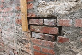 Auf manchen Ziegeln der Stadtmauer sind Kreuz-Markierungen angebracht.