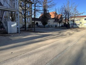 Zu sehen ist der leere Hof der Alten Realschule an der Buxacher Straße.