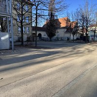 Zu sehen ist der leere Hof der Alten Realschule an der Buxacher Straße.