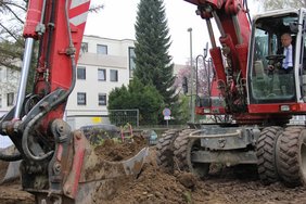 Oberbürgermeister Dr. Ivo Holzinger im Bagger