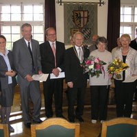 Die Preisträgerinnen und -träger zusammen mit OB Dr. Holzinger im Sitzungssaal des Rathauses im II. Stock.