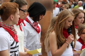 Schülerinnen und Schüler beim verlesen der Bauernartikel