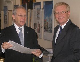 Die Überreichung des ersten Exemplars des Kalenders „Kunst und Kultur in Memmingen 2009“