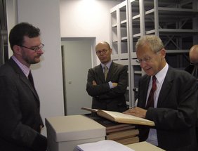 Oberbürgermeister Dr. Ivo Holzinger beim Blättern durch alte Sitzungsprotokolle des Stadtrats