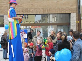 Stelzenläufer und zahlreiche andere Events waren an diesem Tag in der Innenstadt geboten.