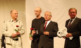 Bei der offiziellen Schlüsselübergabe