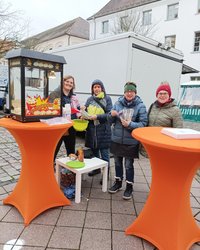 Mit frischem Popcorn und der aktualisierten Notfall-Karte „Hilfe bei Gewalt“ luden die Veranstalterinnen dazu ein, besondere Kurzfilme anzuschauen und sich in nur sieben Minuten über unterschiedliche Facetten der Gewalt gegen Frauen ein Bild zu machen. (Bildnachweis: Claudia Fuchs)
