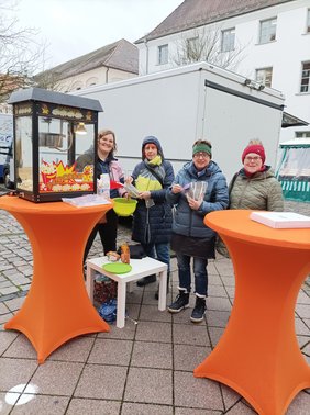 Mit frischem Popcorn und der aktualisierten Notfall-Karte „Hilfe bei Gewalt“ luden die Veranstalterinnen dazu ein, besondere Kurzfilme anzuschauen und sich in nur sieben Minuten über unterschiedliche Facetten der Gewalt gegen Frauen ein Bild zu machen. (Bildnachweis: Claudia Fuchs)