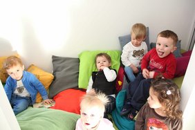 Buben und Mädchen in der Kuschelecke