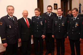 Die Jubilare mit 40-jähriger Dienstzeit zusammen mit dem Kommando der Feuerwehr und dem Oberbürgermeister