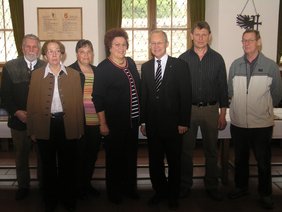 Sechs langjährige Beschäftigte scheiden aus dem Dienst der Stadt – (v.l.n.r.) Robert Klaiber, Christine Kammerer, Hermine Winter, Maria Gayer, Oberbürgermeister Dr. Ivo Holzinger, Herbert Wassermann und Johannes Dietrich. Foto Pressestelle Stadt Memm