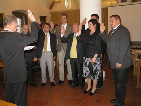 Oberbürgermeister Dr. Ivo Holzinger (links) vereidigt die neuen Stadtratsmitglieder (von rechts): Hermann Zelt (Freie Wähler), Albert Schweiger (FDP, verdeckt), Sabine Rogg (Christlicher Rathausblock), Uli Braun (Freie Wähler), Michael Hartge (ÖDP), G