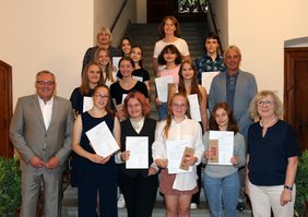 Gruppenfoto auf der Rathaustreppe