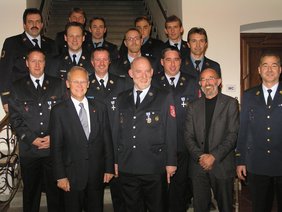 Auf der Rathaustreppe stellten sich die Jubilare dem Fotografen.