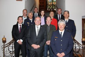 Gruppenfoto auf der Rathaustreppe