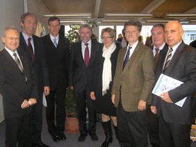 Die Ehrengäste stellten sich dem Fotografen.