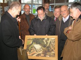 Oberbürgermeister Dr. Holzinger hält den Spaten vom damaligen Spatenstich zum Bau der Halle