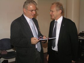 Oberbürgermeister Dr. Ivo Holzinger übergibt dem Vorsitzenden Rößle den Bildband der Stadt Memmingen