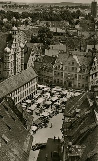 Historische Aufnahme: Blick vom Kirchturm der Martinskirche auf den Marktplatz auf dem gerade der Wochenmarkt stattfindet.